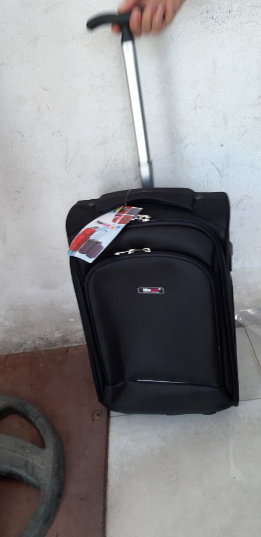 giao hàng nhầm màu, balo chắc chắn, mới dùng như tay kéo hơi khó hạ xuống