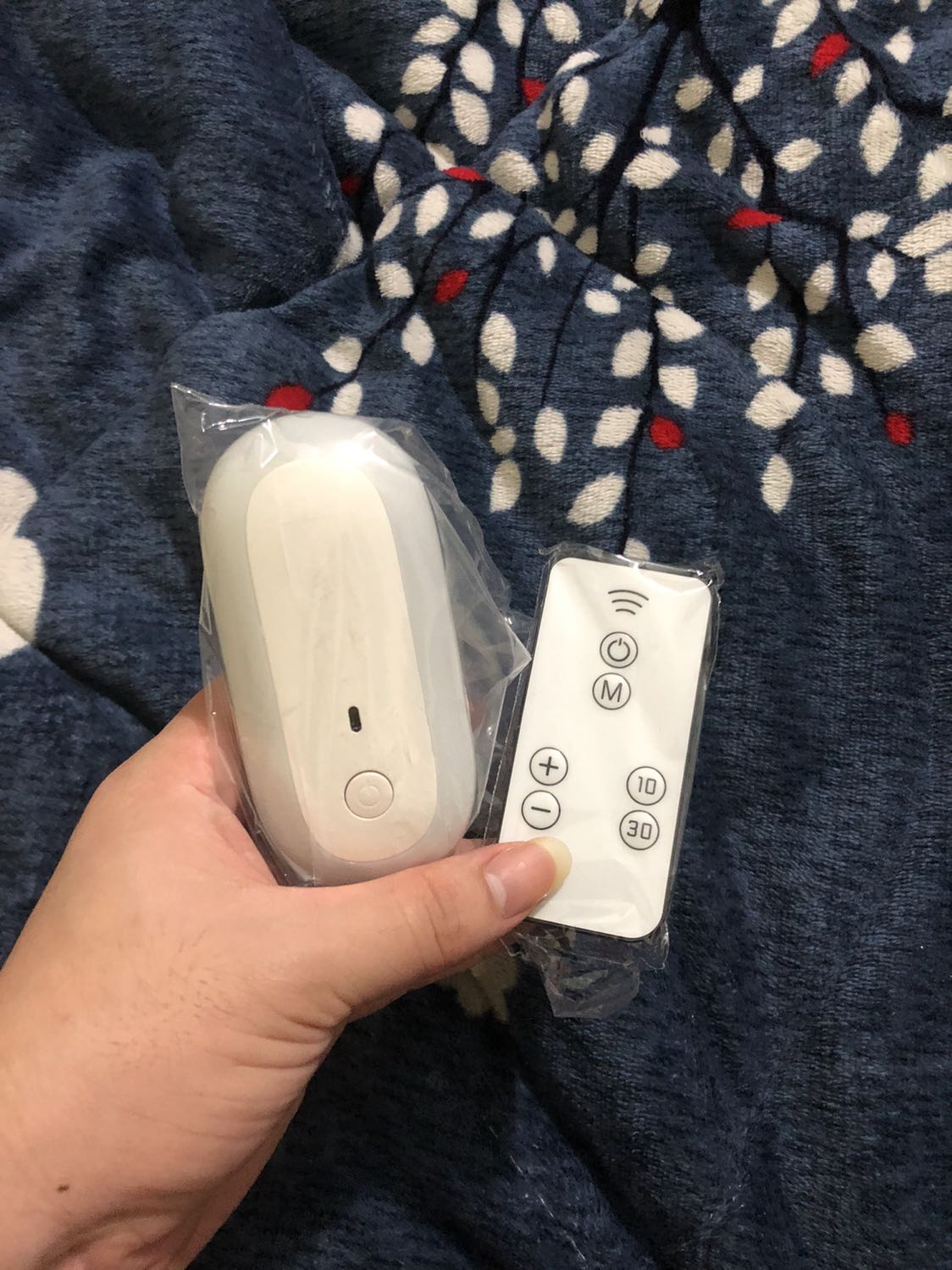 Rất tốt, hàng đúng mô tả, bấm điều khiển cũng nhạy, nhưng hơi thắc mắc là sau mà cái điều khiển hết pin thì thay như thế nào ấy