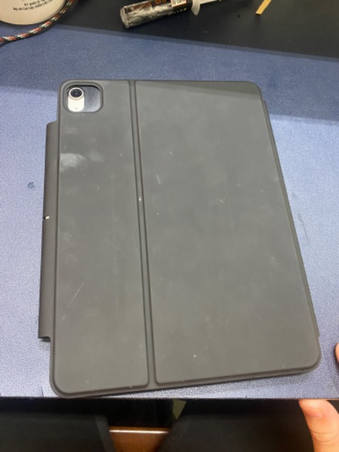 Nam châm phần lưng hít hơi yếu nhưng vẫn dựng được chiều đứng (phải dựng đúng chiều cam quay lên mới hít được) không thể vừa sạc vừa dựng