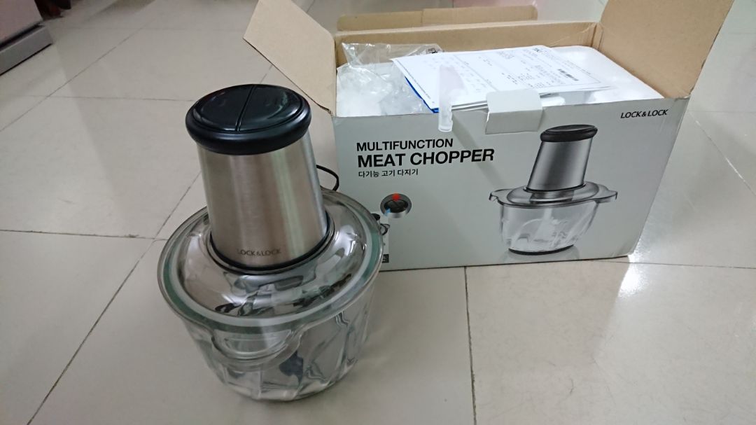 Sản phẩm được đóng gói rất cẩn thận, còn đầy đủ phiếu bảo hành chính hãng của Lock & Lock, sách HDSD, đầy đủ phụ kiện từ nsx. Máy chạy ổn định. Tuy nhiên thùng bị rách tại vị trí mở thùng.