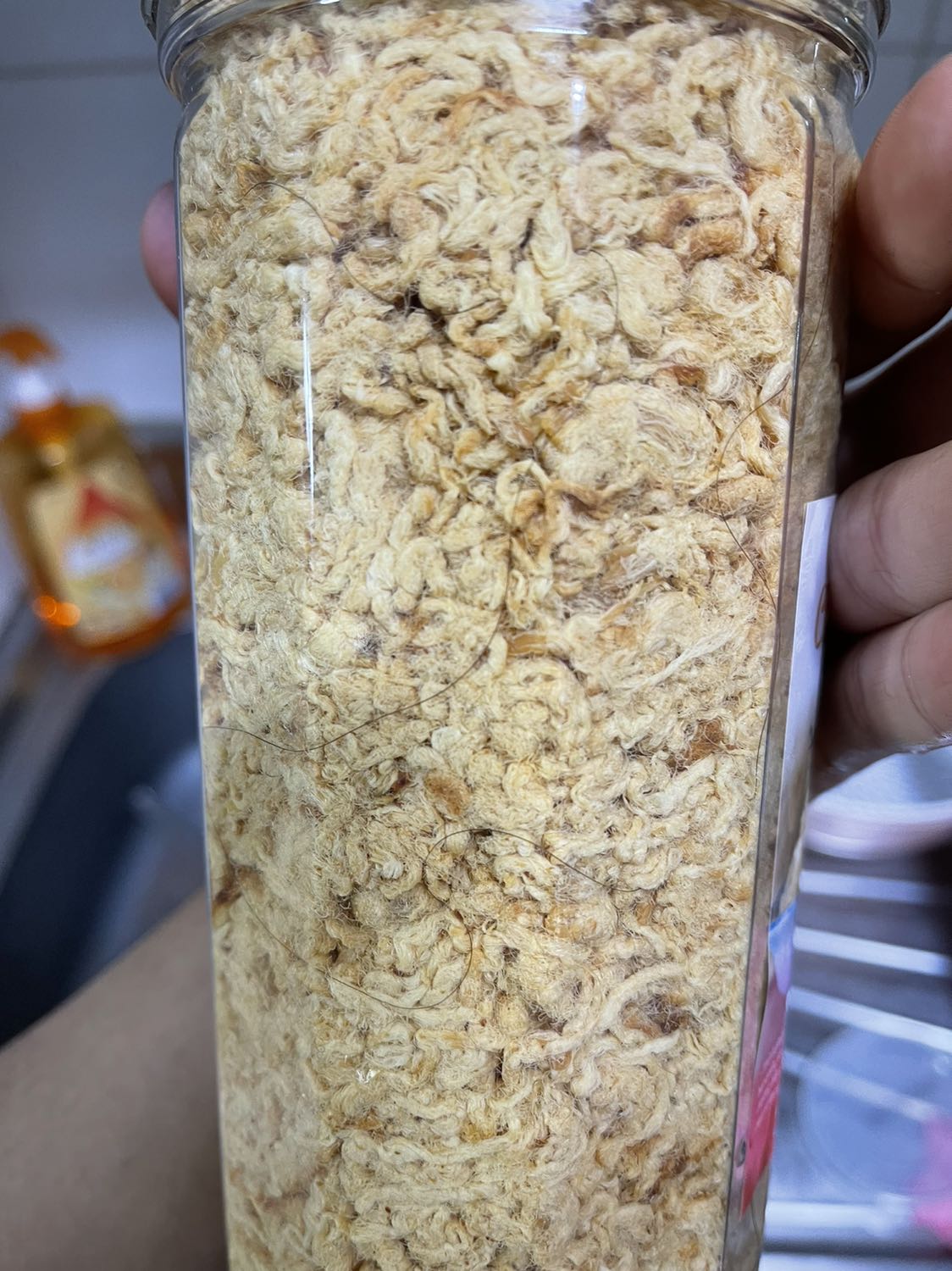 Mình cảm thấy sản phẩm không đảm bảo chất lượng vệ sinh an toàn thực phẩm. Mình mua một hộp chà bông nhưng có tận mấy cọng tóc cả trong và ngoài sản phẩm. Yêu càu tiki quản lí chặt chẽ vấn đề vệ sinh và an toàn thực phẩm.