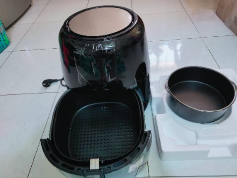 Nồi chiên siêu to khổng lồ. Tiki giao hàng nhanh. Quạt kêu hơi to. Phải chờ time sử dụng mới đánh giá được chất lượng. Hy vọng nồi bền. Nếu nhà chỉ có 4-5 thành viên thì nên mua nồi loại 5 tới 5.5L là ok. Nồi này to lắm. Mọi người nên cân nhắc về kích cỡ của nồi.