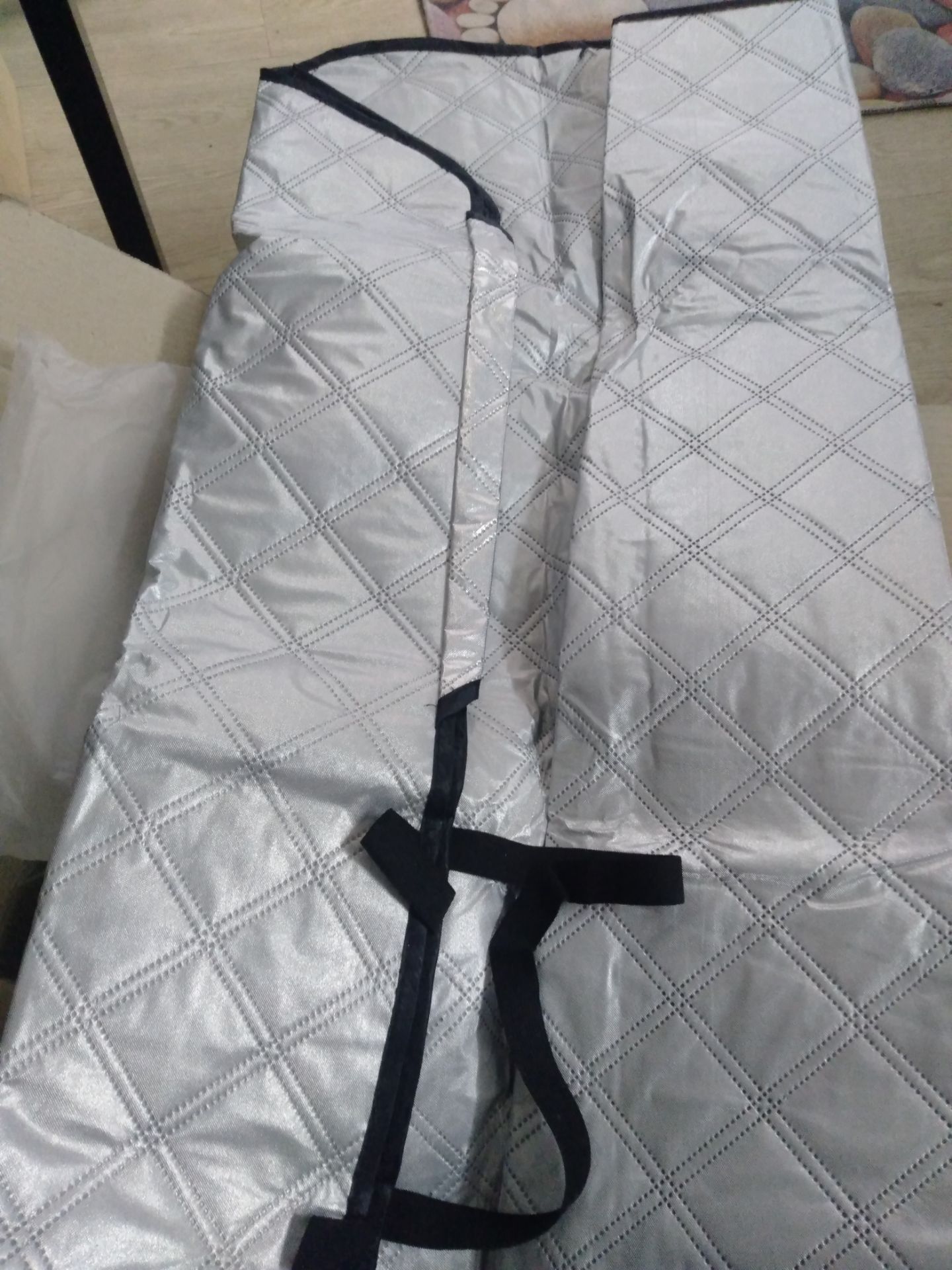 Hàng dày hơn loại 3 lớp , chất liệu tráng nhôm chống nóng, chống nước đúng mô tả. Mua liền 1 lúc 4 món của shop TOPMAX cảm nhận khi nhận hàng hài lòng đúng sản phẩm mình đặt giống bài viết, chất lượng thì mình cầm tấm che nâng nên nhận xét trước, mấy sản phẩm khác thời gian nhận xét chất lượng.