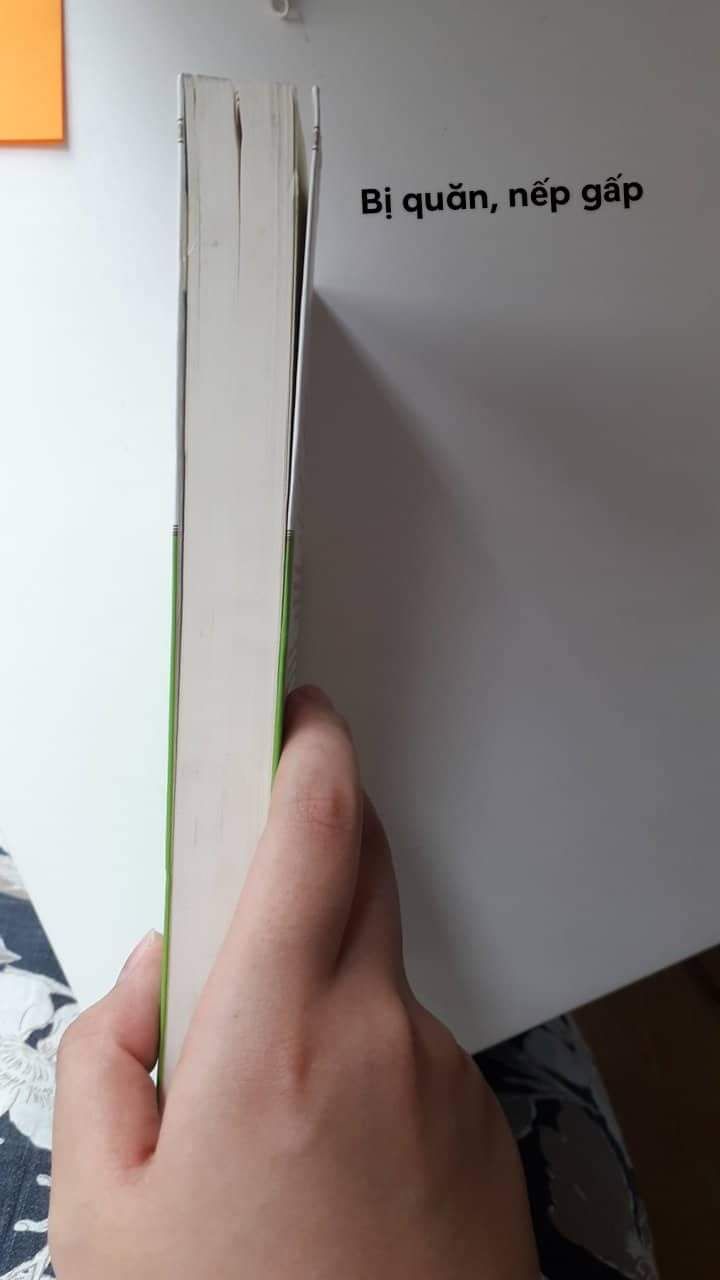 Mình đặt hôm qua và nhận hàng hôm nay. 
Chưa nhận xét nội dung sách vội vì giờ nhìn quyển sách này mình thực sự mấy hết cảm tình. Mua sách ở Tiki đã lâu mà chưa gặp ca nào mà tức giận đến thế này. Các bạn có coi thường khách hàng quá không vậy? Các bạn giao cho mình một quyển sách lấm bụi, cát bụi còn in lên hẳn gáy sách và cả trong trang sách; trang sách thì quăn, gấp nếp với nhau, như kiểu đã có ai đọc vậy; bìa sách thì "được bảo quản" tệ hại, gáy có nếp gấp, hơi quăn thêm lớp xốp bụi ??. Thật tệ hại ?. Không biết các bạn định đuổi khách hàng đi hay sao mà làm ăn như thế này. Nếu biết trước "được tặng" một cuốn sách thế này thì mình thà mua sách cũ từ các hội sách cũ còn hơn, vừa rẻ lại còn được bảo quản tốt hơn ??.