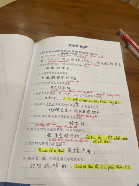 Nội dung phong phú, câu dịch trong sách hay, có đáp án rõ ràng, có giải thích. Bài tập từ dễ đến khoa ( sách bài tập cũng cố ngữ pháp HSK sách màu đỏ) cuốn sách màu vàng thì không có giải thích bài tập khó