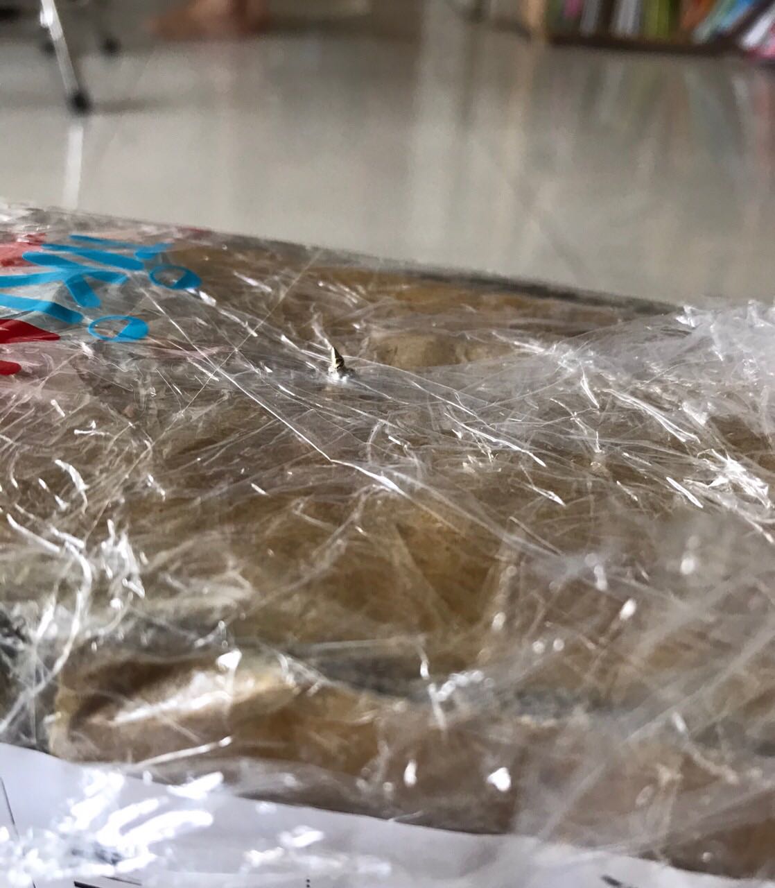 Sản phẩm quá tệ, như hàng second hand, đóng gói còn lòi nguyên cái đinh ra ngoài như hình, suýt thì mình bị đinh đâm trúng tay, keo dán còn sót lại, mép kệ nham nhở. Quá thất vọng về sản phẩm!