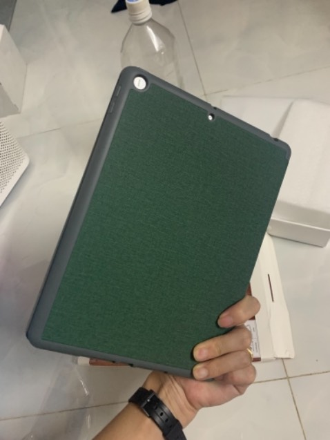 đóng gói cũng ok nhận hàng không bị móp gãy, nắp nam châm hít chặt giúp mở đóng máy