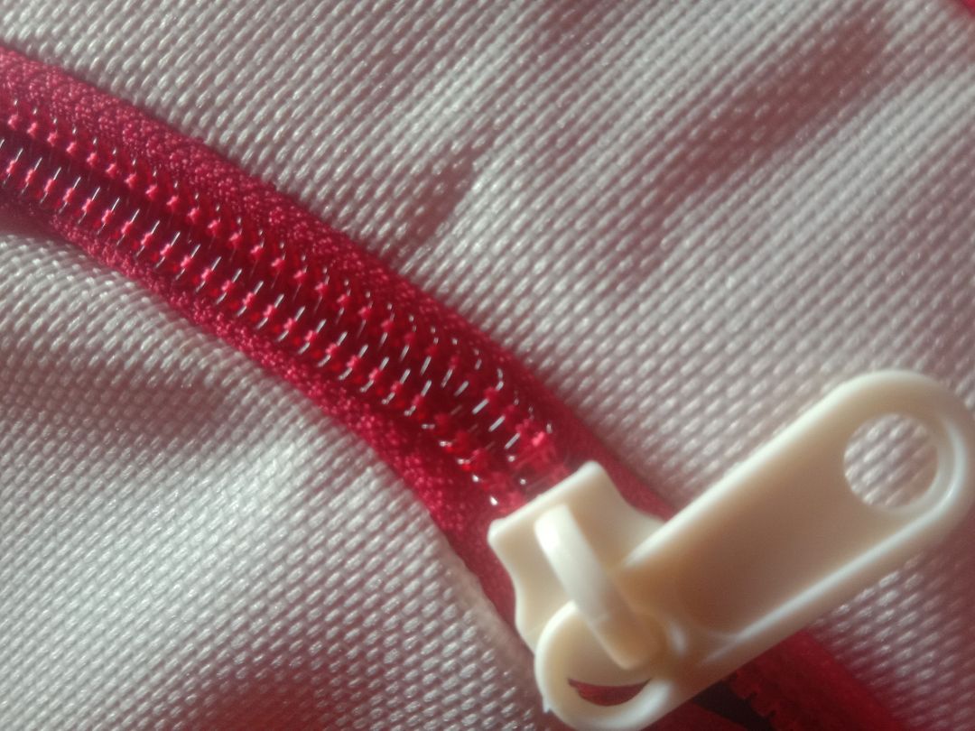 đặt Hôm thứ hai thì thứ năm nhận hàng.hai túi rất chắc chắn nhưng màu gửi không ưng lắm đáng lẽ mua hai túi sốp gửi hai màu khác nhau mới phải .nhưng lại gửi hai màu đỏ.cac bạn nào mua về nhớ kéo khóa cẩn thận nha chánh trường hợp mắt khóa chồi lên mà cứ kéo là hư luôn .may mà tui sửa được không phải đổi.