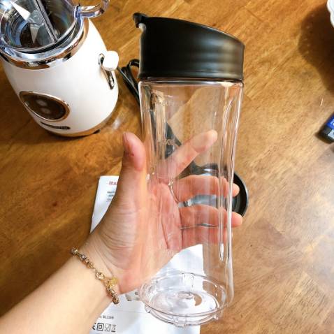 Máy xay đẹp, hàng mới keng nguyên đai nguyên kiện á. Xay tốt nhen, hơi ồn nhưng ko đáng kể nè, có kèm nắp + ống hút và 1 bình rất tiện lợi luôn. Nên mua nha mng, shop giao hàng nhanh lắm!