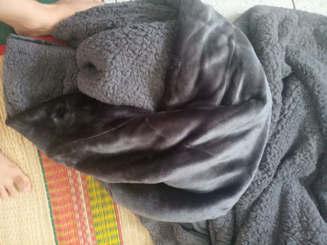 hình giống màu, bên ngoài những mềm, rộng rải ấm áp,tuy nhiên không đủ kí, tiki nói là 2,5 kg mà thật sự chỉ 2kg, lớp bông bên trong hơi rít không trơn,