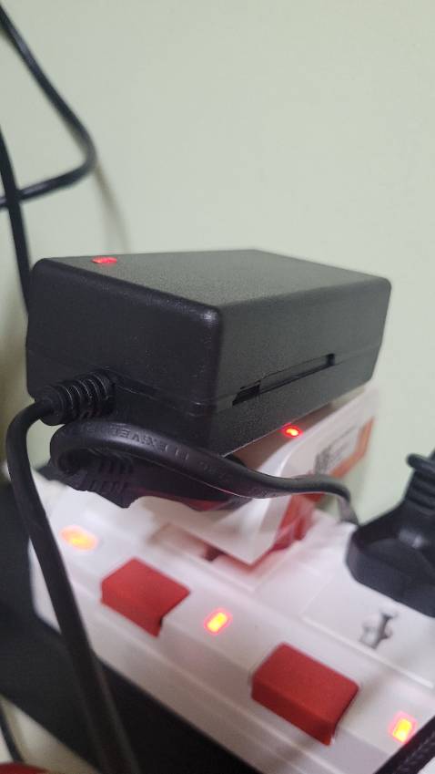 1. Sạc bị vỡ vỏ nhựa, nhìn cái sạc thấy còn thua cái sạc điện thoại. Không biết dùng được 6 tháng không.
2. Với giá tiền đã mua thì tạm chấp nhận.