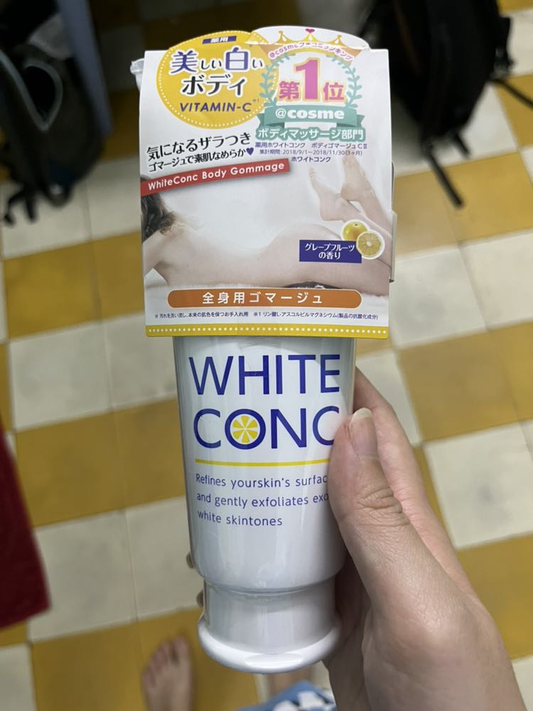 Giao hàng nhanh. Sp cũng có mùi vitamin C, hạt scrub nhỏ dễ mátxa, rất ưng.