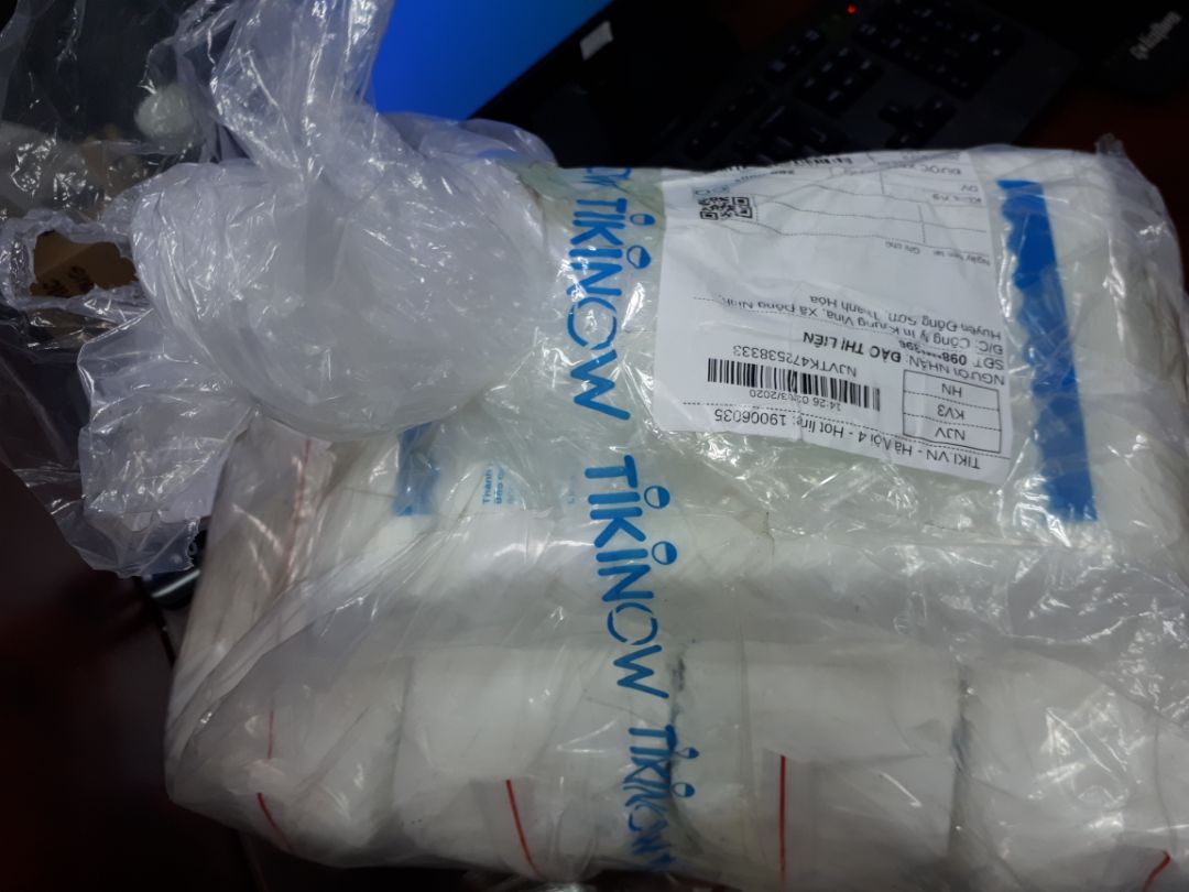 lần trước mua 5 bịch loại 300gr giá 142K. lần này mua 5 bịch loại 400gr giá 288K. gấp kiểu mới là kiểu rút giống rút giấy hộp. gấp kiểu cũ là riêng lẻ từng tờ. chất lượng giấy dùng ok. đóng gói giao hàng thù quá tệ