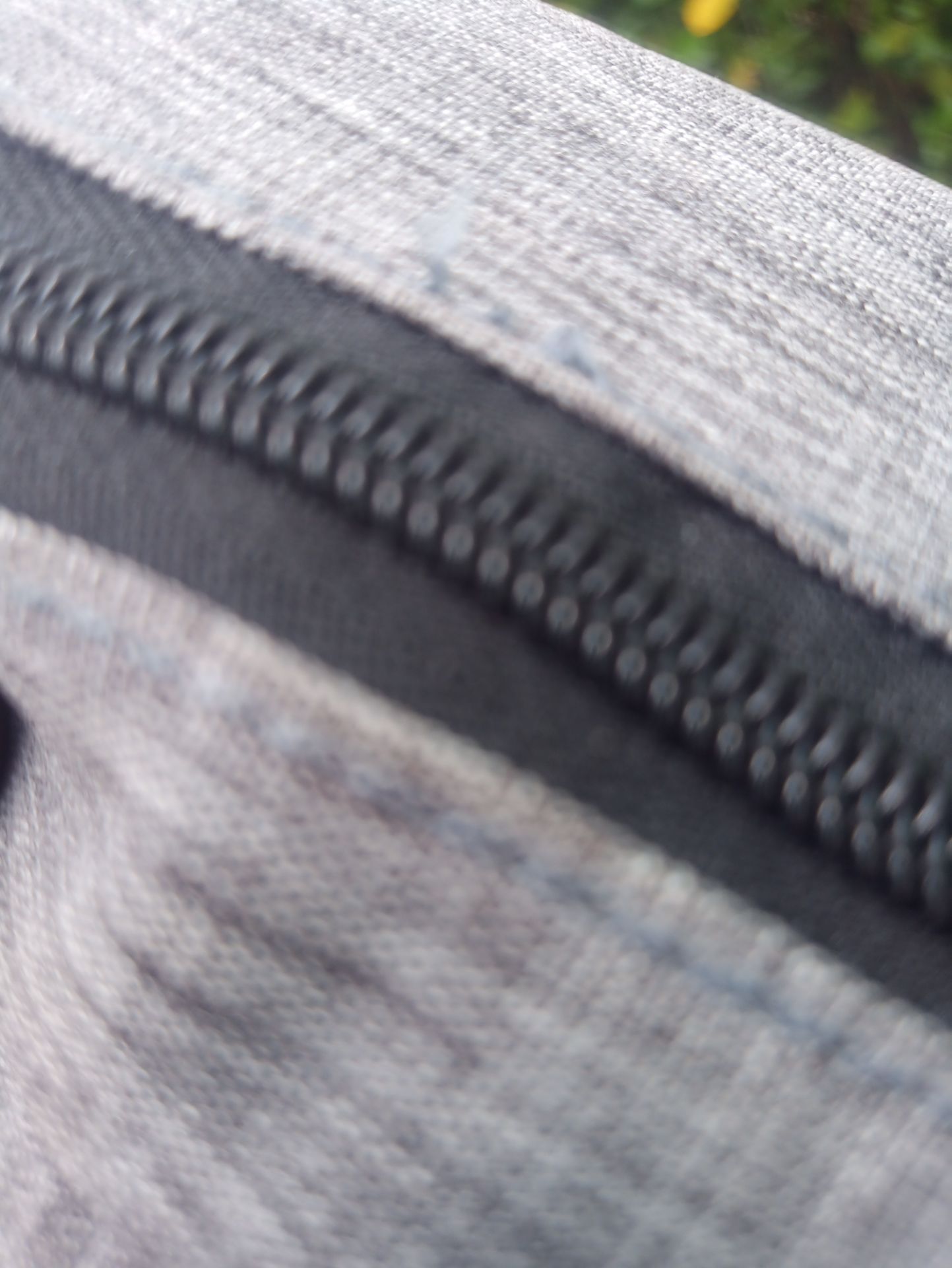 ưu: Giao nhanh, mất chưa tới 30h đã tới.
mẫu mã tương đối, giá tốt.
khuyết, đuờng may chỉ bị tơi ra, khoá kéo hư ngay khi kéo qua lại đc 5 6 lần, khoen lỗ cáp cũng quá nhỏ, không vừa đầu cáp type-c.
đánh giá: ổn, dùng tạm.