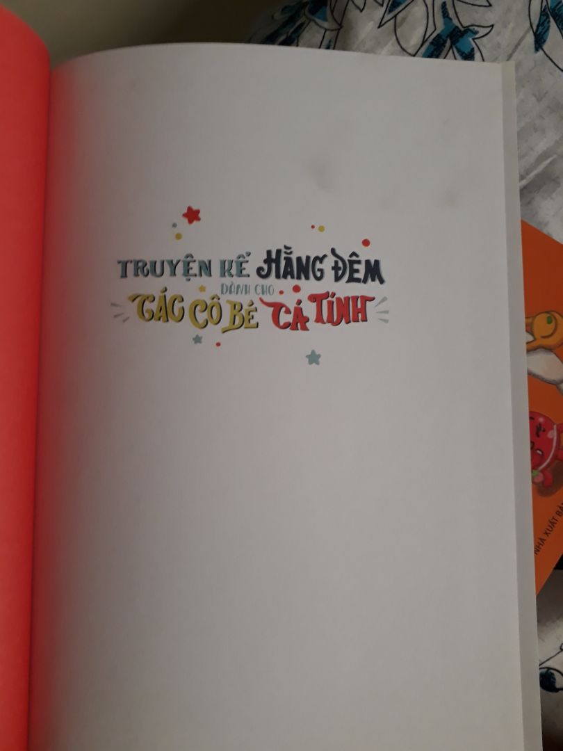 Mình luôn ưu tiên mua sách online trên tiki hơn các nhà cung cấp khác. Nhưng lần này tiki làm mình hơi thất vọng.  Bìa sách thì rách và bị gẫy, trang mở đầu thì bị dơ.