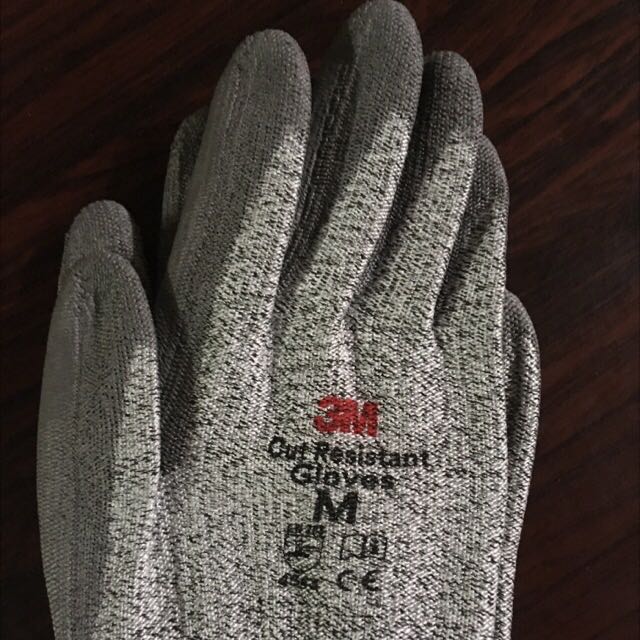 Găng tay mới nhìn thì có vẻ nhỏ, nhưng mang vào thì độ co giãn khá vừa vặn.
Đã thử cắt với một số thiết bị trong nhà, cảm giác được lưỡi dao, nhưng không phạm vào thêm chút nào. 
Nhìn chung là ổn!