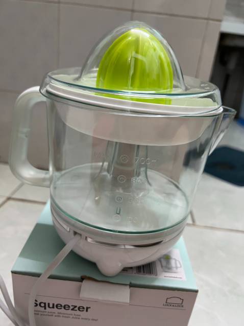 Ngoại quan: Sản phẩm có ngoại quan tương đối giống với mô tả, sản phẩm chính hãng, có đầy đủ phụ kiện, sách hướng dẫn và phiếu bảo hành bằng tiếng Việt.
Xuất xứ: Thương hiệu Lock&Lock của Hàn Xẻng. 
Sản xuất: Tại China anh hùng. 
Chất lượng: Máy vắt cam làm bằng nhựa cứng, máy vận hành ổn bằng điện, màu trắng xanh, chưa vắt cam nên chưa biết máy vắt có kiệt nước cam hay không, sẽ phản hồi kỹ hơn sau khi đã sử dụng máy.
Đóng gói: Sản phẩm được đóng gói chống sốc, va đập rất tốt. 
Thời gian giao hàng: Đặt hàng vào lúc 00:14 ngày 15/12/2021 - nhận hàng vào lúc 11:26 17/12/2021, thời gian giao hàng ổn.
Thái độ nhân viên giao hàng: Nhân viên chủ động giao hàng đến tận nhà, sau khi giao hàng cho người nhà của tôi thì đã gọi và xác nhận với tôi đã giao hàng thành công cho người nhà tôi, thái độ phục vụ tốt. 
Giá sản phẩm: Mua hàng canh lúc sales với giá 224k, miễn phí ship. 
Tổng quan: Sản phẩm phù hợp với những ai muốn sử dụng hàng chính hãng với một giá tiền và chất lượng sản phẩm tương đối. Bên cạnh đó, thời gian và dịch vụ giao hàng ổn. Cảm ơn mọi người đã đọc.