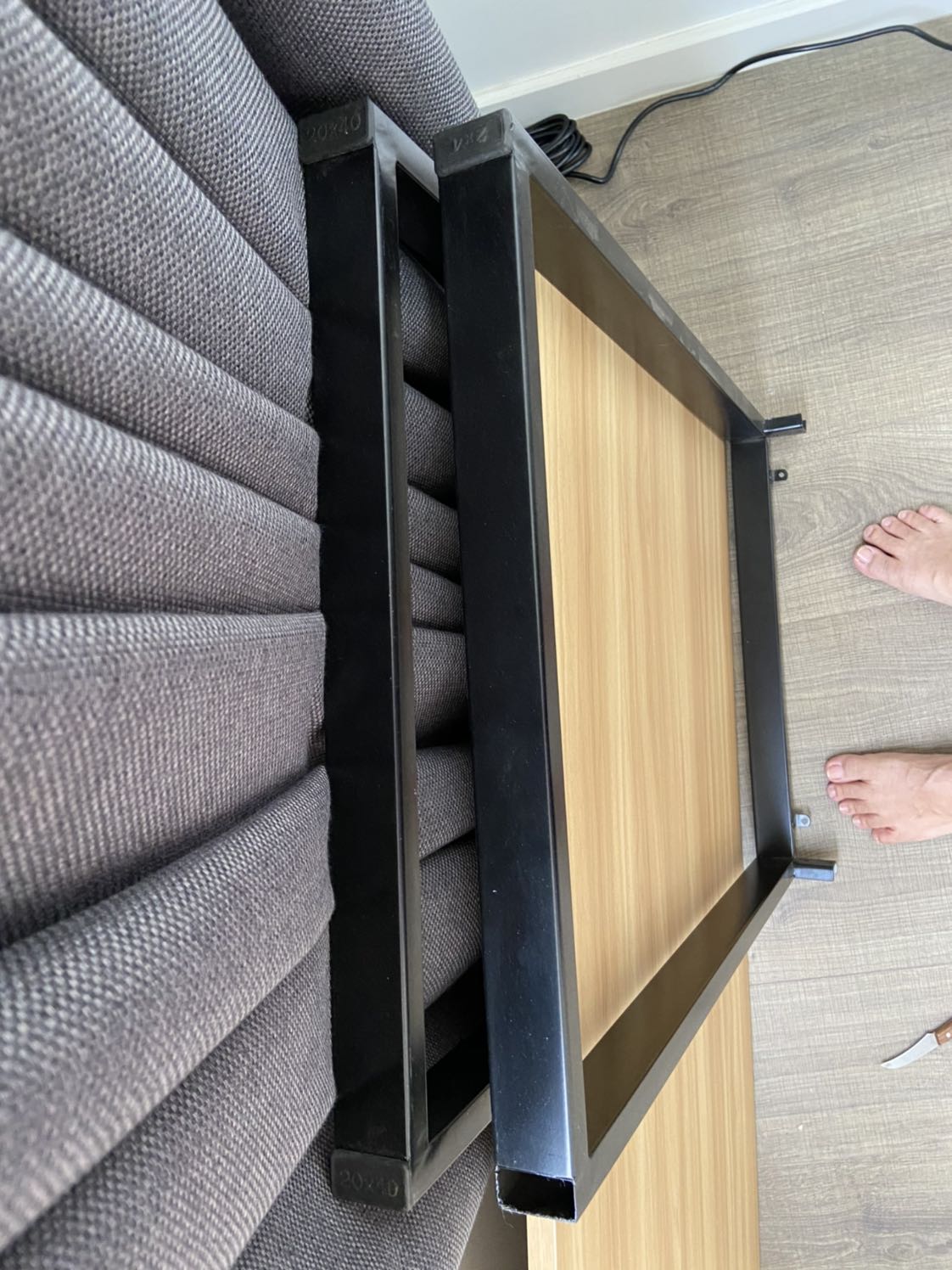 Trước hết hình ảnh có lỗ đi dây, nhưng hành giao đến thì không có. Thứ 2 là chân đế bị thiếu 1 cái . Giờ sao? Tôi có thể liên hệ ai và làm việc với ai cho đơn hàng này Tiki ơi?