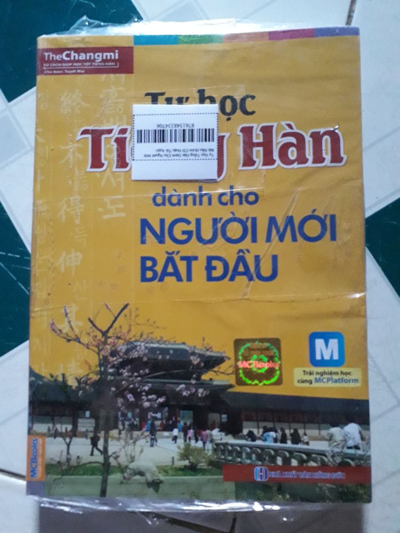 Sách thật sự mới và sạch luôn nha, rất thích hợp để học tiếng Hàn luôn, sách ghi khá dễ hiểu nên các bạn yên tâm. Tiki giao sách lần này đóng gói kĩ và sạch sẽ nên rất thích, sách không bị rách nha. Mà Tiki có bị nhầm sao á, bìa sách ghi 90k luôn Tiki bán có 54k à còn freeship nữa chớ, yêu Tiki nha ??