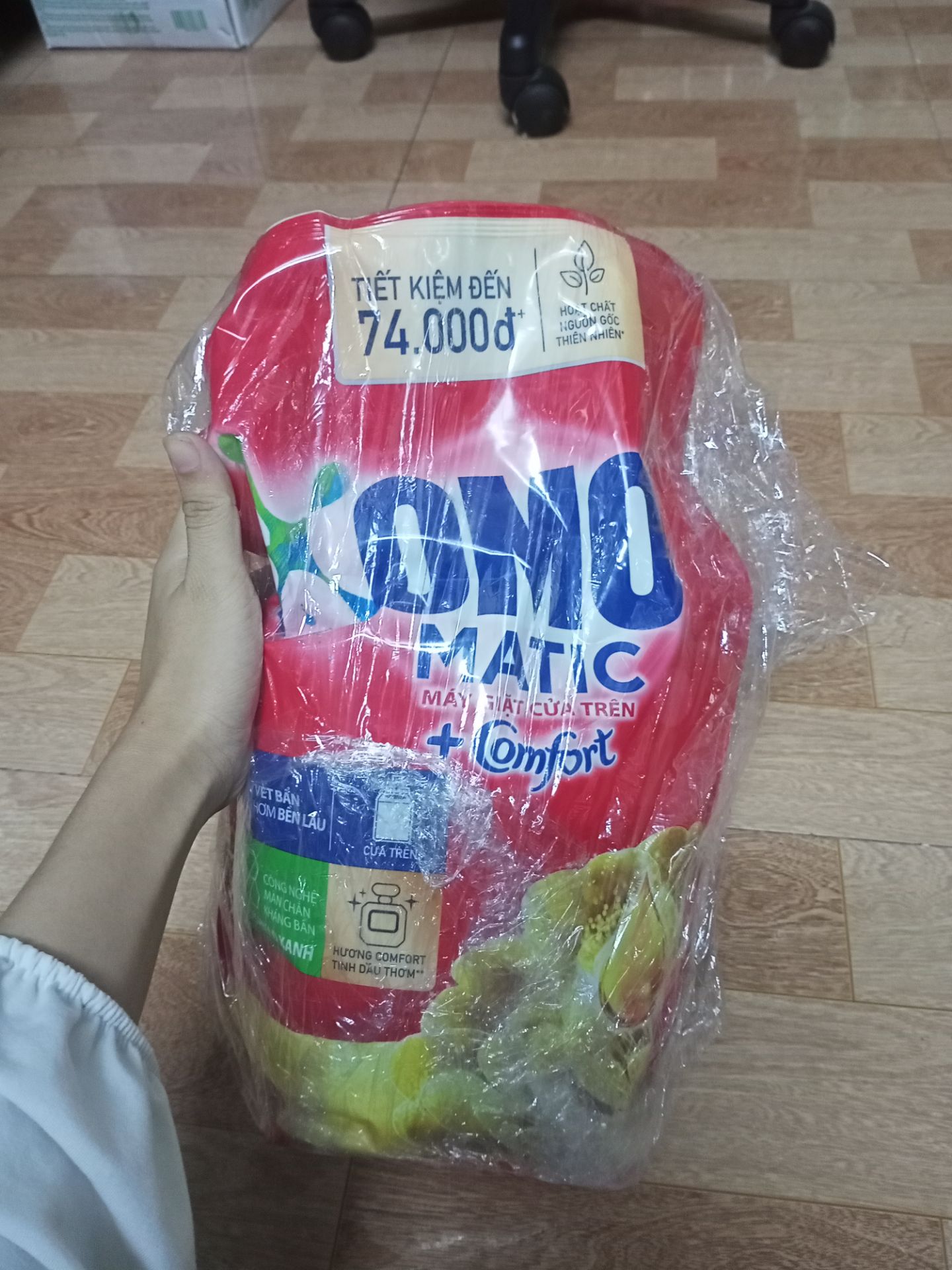 Bao giờ điều đầu tiên mình làm cũng phải là đánh giá về chất lượng dịch vụ của Tiki. Mình không thể nào bỏ qua được cái khoản này, vì Tiki làm mình quá ưng ý. Đối với mình chưa bao giờ Tiki giao hàng trễ, chỉ có nhanh hơn chứ không có chuyện chậm. Mình rất rất rất hài lòng về chuyện này. Còn đóng gói sản phẩm cũng vậy, mình đã bao giờ phải phàn nàn gì đâu. Chẳng moi được cái điểm gì để mà trách móc ý. 
Sản phẩm Omo Matic này dùng thích lắm mọi người ạ. Hương thơm cực kì lâu và không hắc, loại này dùng cho máy giặt cửa trên. Mẹ mình kêu dùng thích lắm nên mình cứ mua mấy bịch tích trữ cho mẹ dần. Mình mãi tin tưởng và ủng hộ Tiki Trading