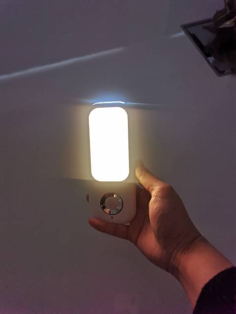 Sản phẩm như mô tả. Dễ sử dụng. Có nhiều chế độ sáng lắm nha. Tháo khỏi adapter và sử dụng cầm tay như đèn pin, rồi có đèn nháy dùng trong trường hợp khẩn cấp nữa. Quá ưng luôn, kiểu mua 1 đèn ngủ mà rất đa năng. Cảm biến góc rộng với cảm biến từ xa rất nhạy nữa. Dùng để decor hay lắp ở cầu thang cũng được luôn