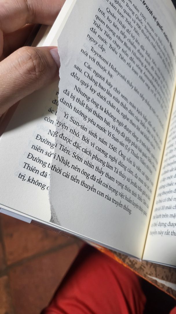Sách bị rách một góc ở 1 trang
