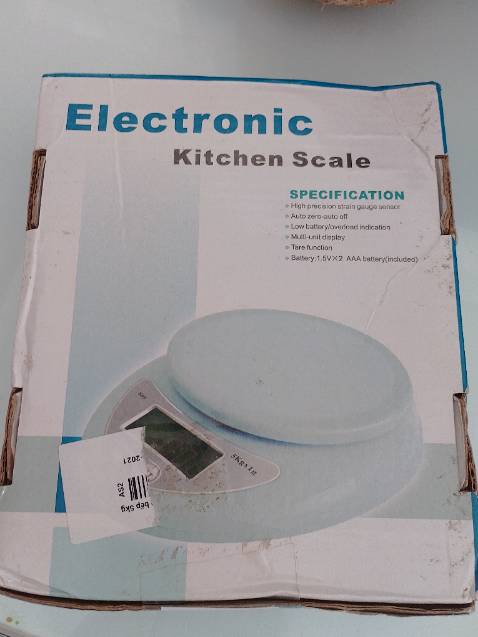 Hộp dơ cũ, cân cũng có vết dơ ố, không biết có phải hàng đã qua sử dụng hay không