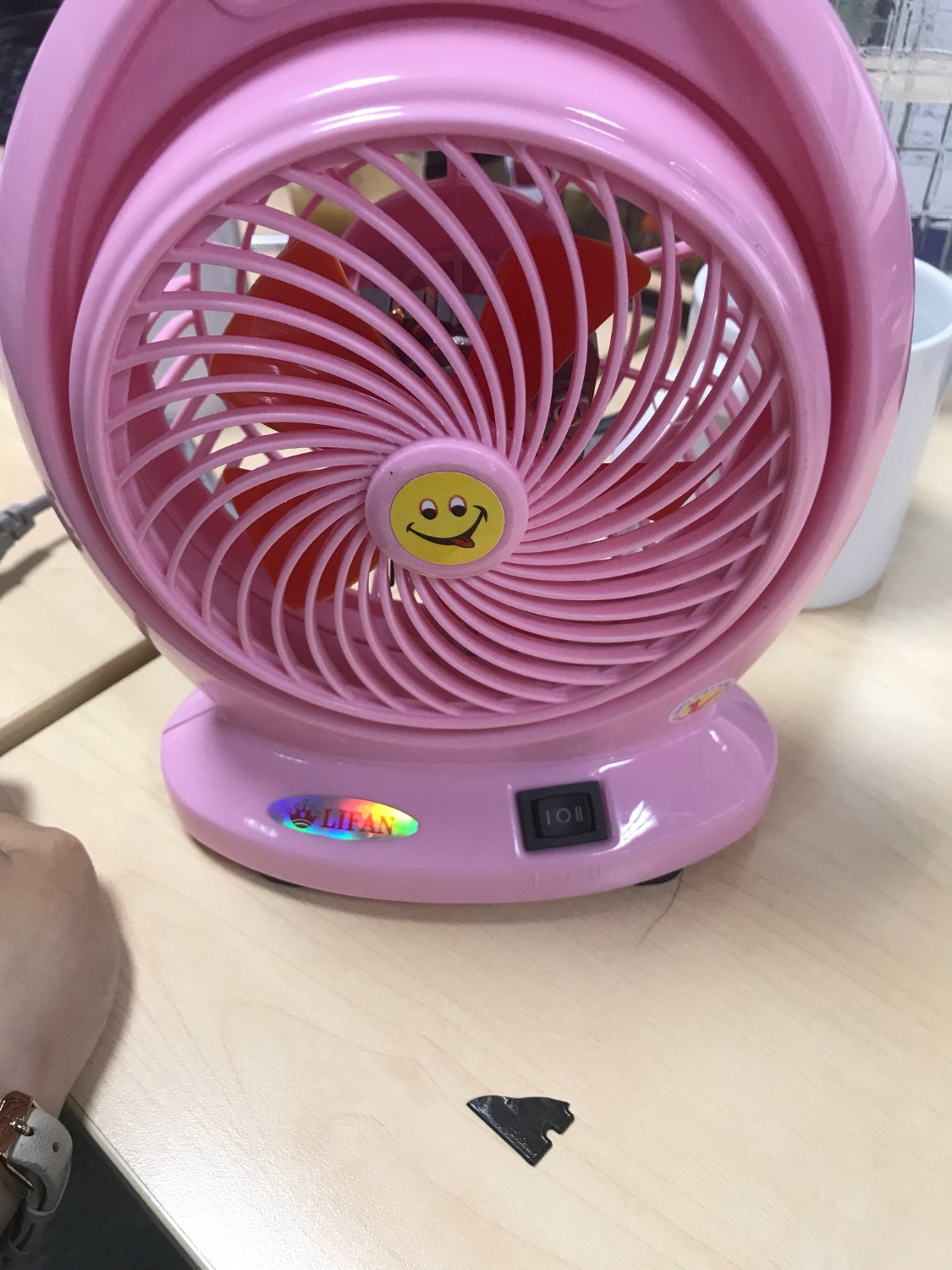 Mình cảm thấy không hài lòng về sản phẩm mình nhận được. Mình mới nhận hàng hôm thứ 6 (12/06/2020), chưa kịp sử dụng đã có vết nứt, và có mảnh đen văng ra bên ngoài. Hiện tại mình vẫn chưa nhận được đổi trả sản phẩm. Hi vọng Tiki kiểm tra hàng tốt hơn nữa.