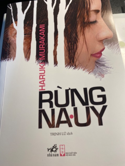 Tiki ship với tốc độ ánh sáng, chẳng chống sốc gì nhưng trộm vía đến nơi vẫn an toàn, mùi giấy thì thơm vô cùng rất phê
Truyện thì 10đ nha mng, truyện có thể tuỳ gu (nhưng với mình là rất hay) nhưng văn phong bác Trịnh lữ dịch thì không có gì để chê. Rừng Na Uy đọc lần 1 không hiểu hết nhưng khi đọc lại lần 2 thì chắc chắn thấm được rất nhiều điều. Truyện thiên về tâm lý rất nhiều, mình thì lại thích được phân tích tâm lý nhân vật nên phải nói mình rất thích quyển nàyyyy.