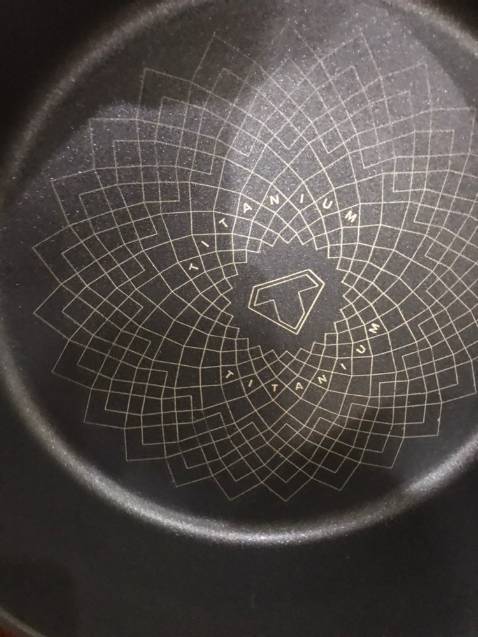 Shop đóng hàng cẩn thận. Chảo đẹp. Ko bị trầy xước gì. Chà bằng miếng cước ko bị trầy nha