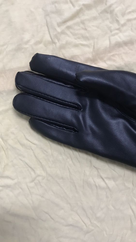 Găng tay da ấm áp. Mua về đúng đợt rét đầu mùa dùng thích ghê. Đi mưa khá ổn không sao cả. Lớp lông bên trong làm găng tay mềm mại dễ chịu. Da co giãn tốt đeo cũng rất thoải mái nữa ý. Sản phẩm tốt đánh giá 5 sao. Cảm ơn shop và tiki