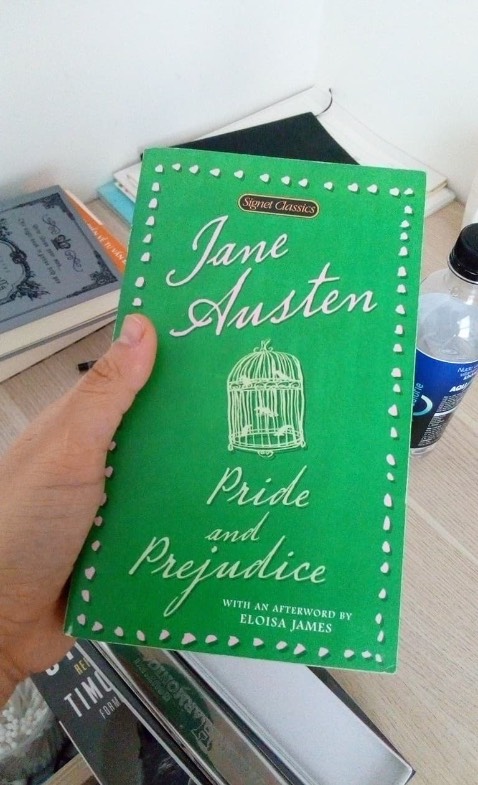 sách đẹp ko có gì chê về hình thức. mình thấy sách đọc hay hơn phim vì có những cảm xúc hay suy nghĩ của nhân vật phim ko truyền tải được