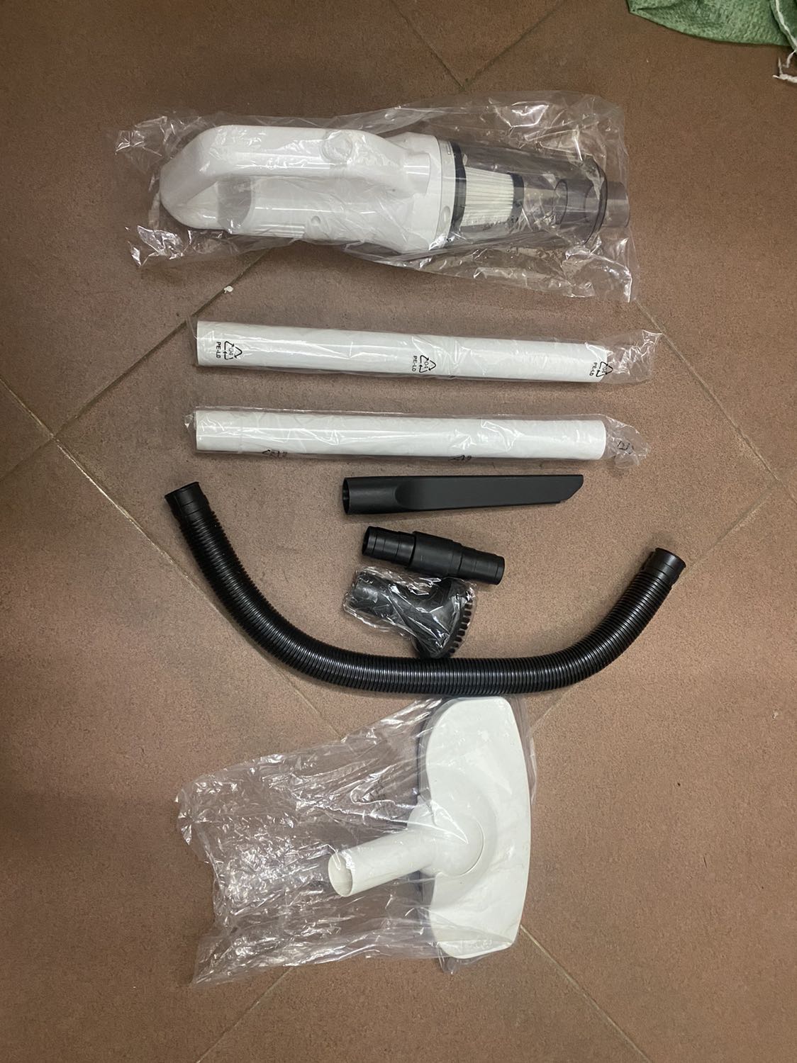 Đây là cái máy vừa ý nhất từ trước đến nay, giá hợp lý so với hàng cùng loại. Nhỏ gọn, phù hợp với diện tích nhỏ như bàn ghế, tủ giường, bàn thờ. Máy có lực hút mạnh, sử dụng trong những căn hộ nhỏ hoặc oto. Với cá nhân mình thì như mong đợi với mức giá này. Điểm cộng là máy gọn nhẹ vừa tay. Cũng ko quá ồn ào và cồng kềnh. Nên anh chị nào quyết định mua thì ok với tiêu chí nhỏ gọn, nhu cầu ko quá cao thì best choice nhé!