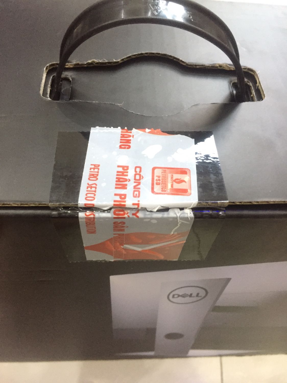 - Màn hình hở sáng nhẹ nhưng ko sao. Nhưng k hiểu sao màn hình nó cứ ám vàng vàng cộng thêm xanh lá. Nói chung màu nó ko được trong cho lắm. Không biết lỗi hay là đặc trưng màn dell là vậy. Mình check bảo hành thì thấy đã kích từ tháng 10. Vậy là trôi bảo hành tận 1 tháng rồi. 
- Đơn vị phân phối là petro gì gì đó nhập hàng về. Keo thì 1 lớp đã cắt ra. Rồi dán lại bằng keo của nhà phân phối. 
- Đóng hàng tiki kì này khá tệ. Chỉ chi 1 lớp mút ép 1 bên màn hình. Vận chuyển tới mình hộp bị móp sơ hết rồi
- Điều cuối cùng mong mọi người giải đáp là màn hình dell có bị ám vàng ko. Cần phải cân chỉnh lại hay là nguyên thuỷ màn đã đẹp sẵn ko cần tinh chỉnh. Cám ơn mọi người đọc bài đánh giá của em.