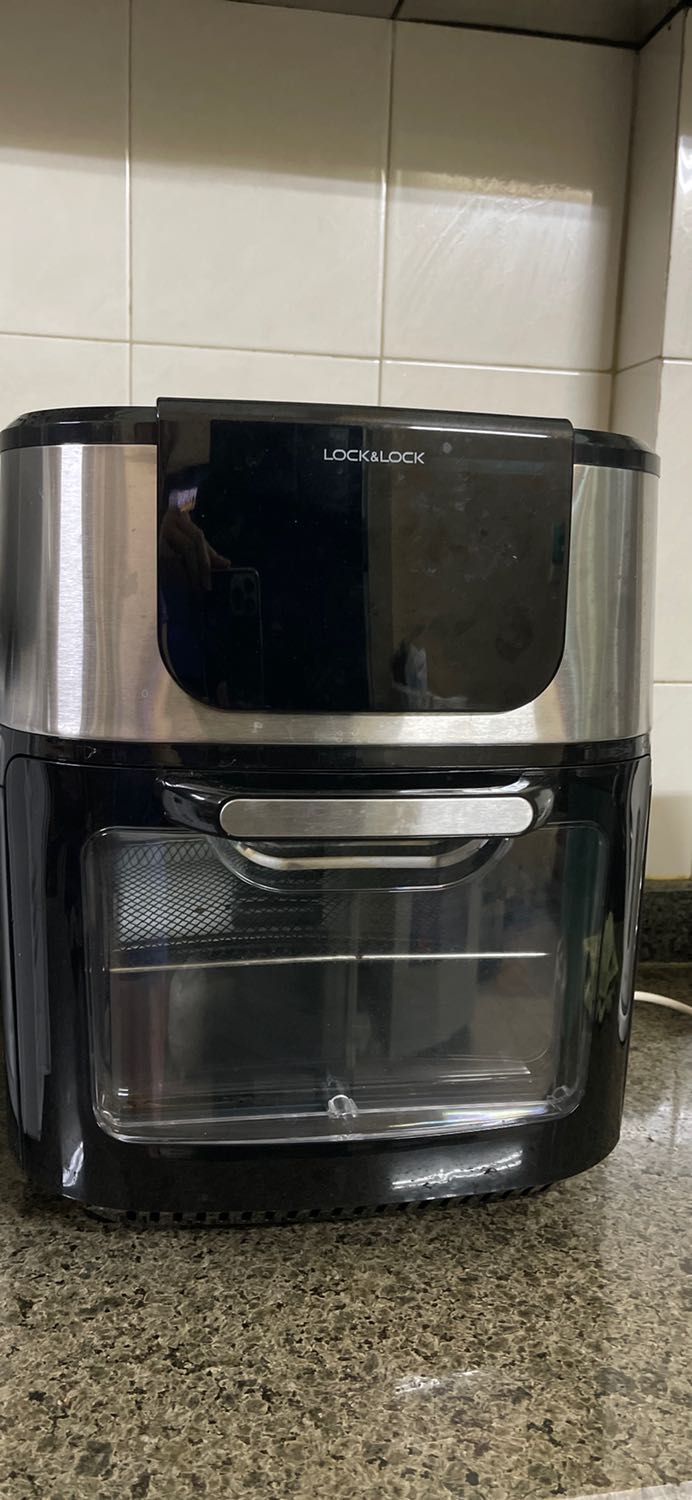 Sau một tgian sử dụng mình thấy lò này sử dụng khá tốt, việc cọ rửa các khay bên trong dễ dàng hơn lò chiên ko dầu kiểu cũ rất nhiều. Tuy nhiên, lò bật nóng 200 độ sẽ thấy có mùi hơi khét, nên mình thường chỉ dùng 185 độ tối đa