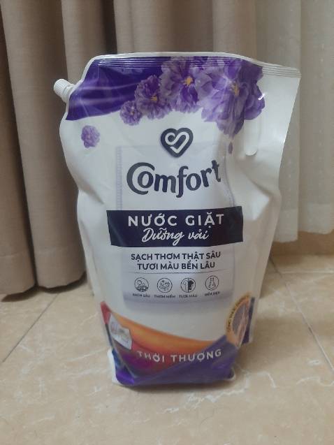 Cả hai mùi tím và hồng đều rất thơm, cá nhân mình thíc mùi tím hơn nên đặt mua 1 gói. Tuy mua về nguyên đai nguyên kiện nhưng nó lại lỏng hơn túi mình mua ở GO, giá rẻ hơn thật nhưng mà chất lượng không bằng