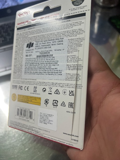 Cho mọi người mới khui ra sẽ thắc mắc, sản phẩm có đường rạch vậy là do trước khi giao, shop sẽ rạch ra để dán tem bảo hành lên sản phẩm nha và đồng thời cũng giúp nhận diện được sản phẩm của shop với các sản phẩm khác, USB xài tốt, chuyển file nhanh nhưng dung lượng thật chỉ có 114GB thôi nha