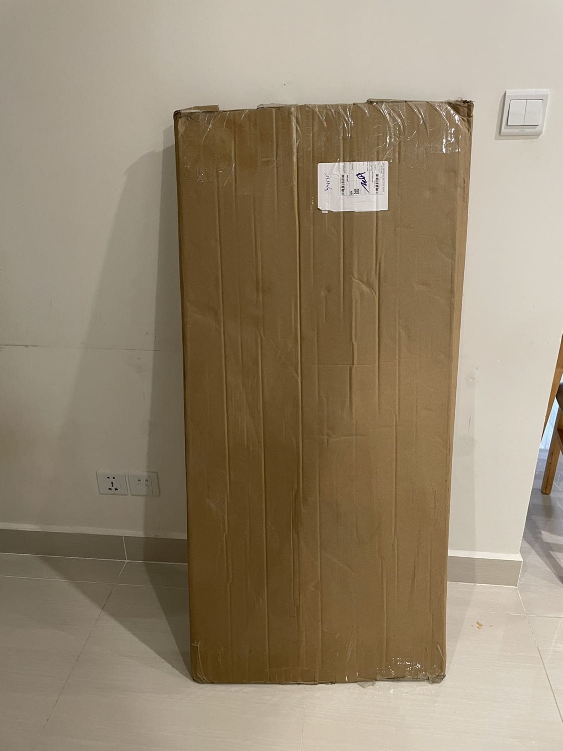 Mình đặt hai bàn gửi đến có một bàn trả giá bằng hai:( so sad