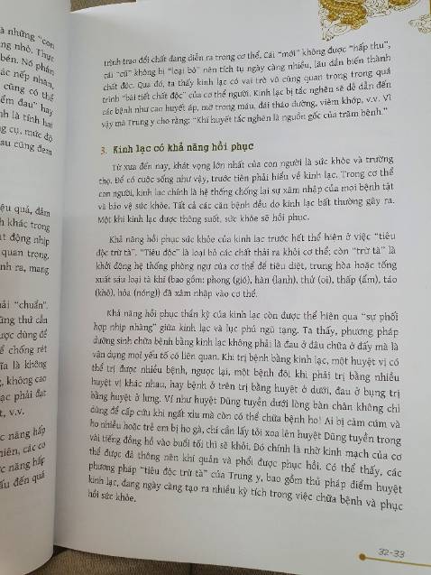 Sách in màu nên dễ xem, có nhieu thông tin bổ ích về kinh lạc, cũng như cách phòng bệnh bằng huyệt vị...... Cảm ơn tác giả & nhà xuất bản