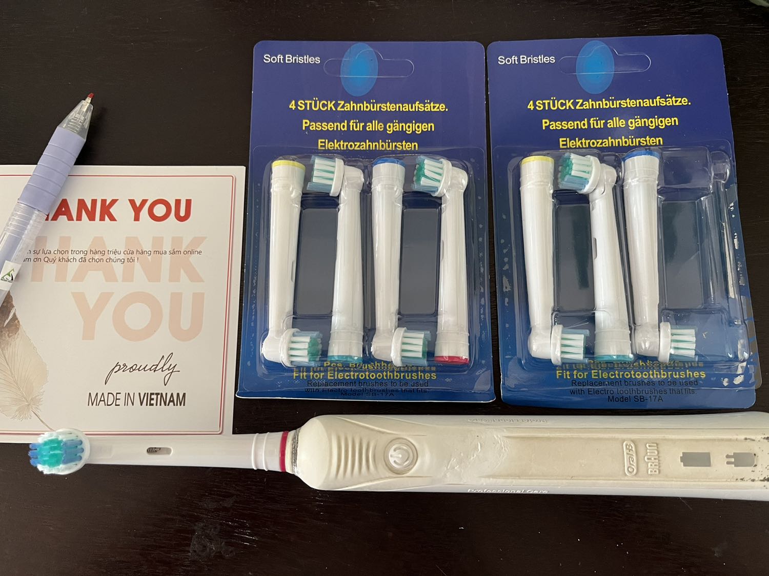 Tuy không phải là sản phẩm chính hãng Oral-B nhưng sản phẩm lắp đặt được và chạy tốt với cây đánh răng Braun, về chất lượng thì cần thời gian sử dụng mới đánh giá được.
Shop gói hàng chu đáo, tặng kèm cây viết chắc do mình mua 2 bộ.