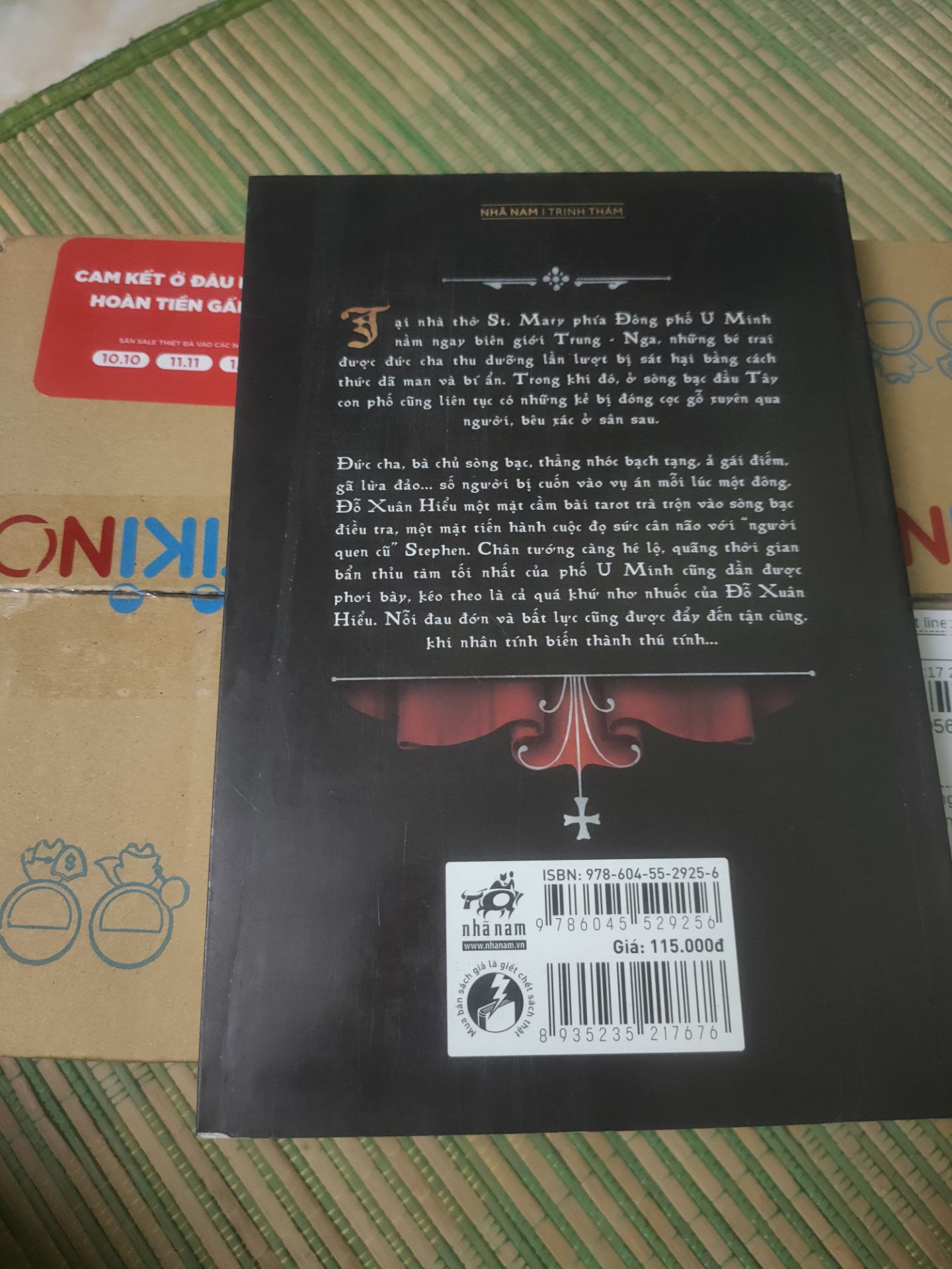 Bìa sách hơi cũ, nhưng bên trong vẫn mới. Giao hàng nhanh, đóng gói cẩn thận, không bị móp méo.