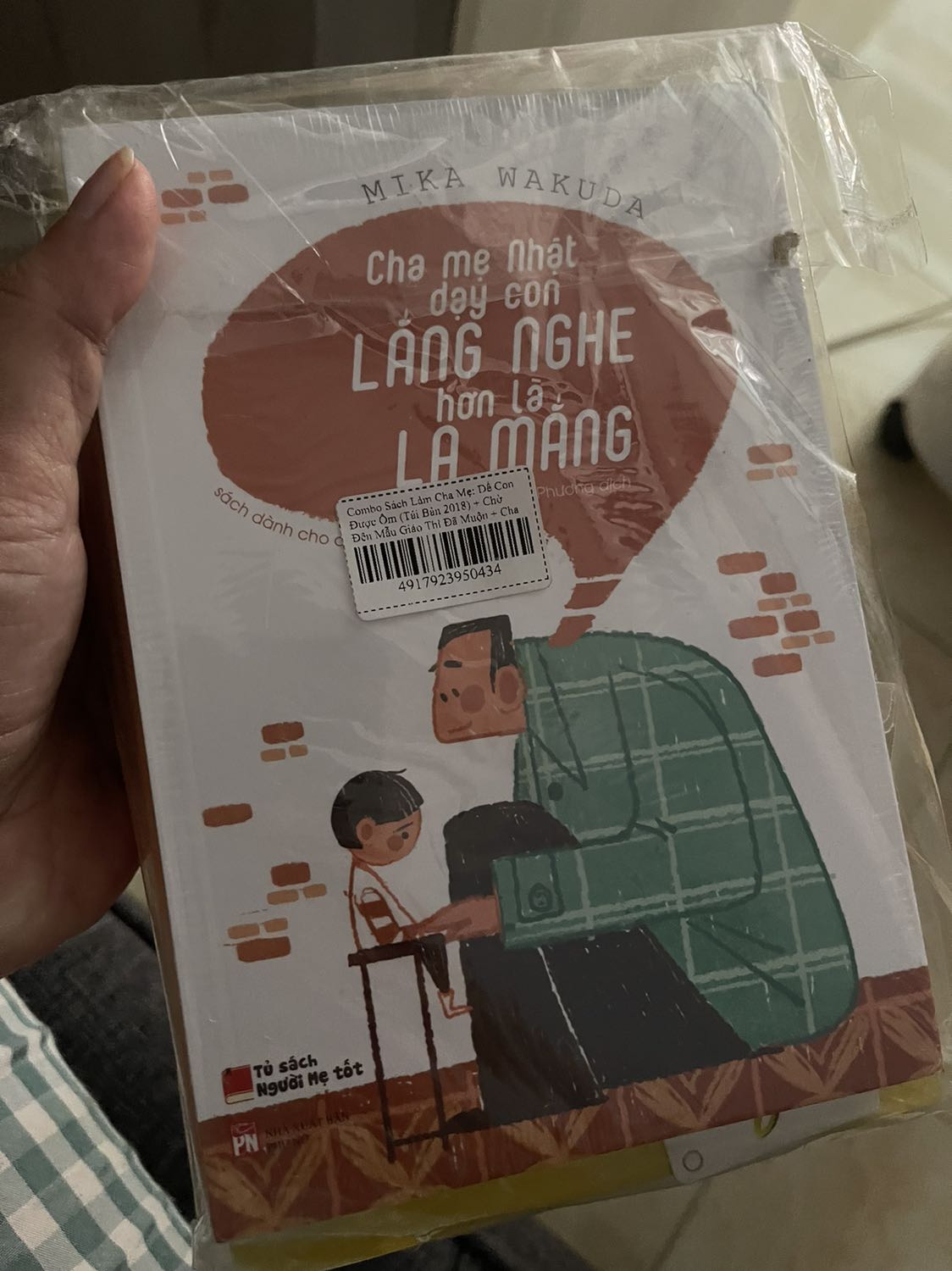 Giao hàng nhanh như 1 cơn gió. Có tặng kèm sổ. Sách chính hãng nên đẹp và nét