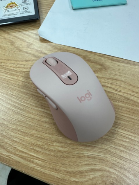 Di chuột mượt thiệt nha, nhẹ với quá im lặng luôn. Nói chung giá này thì phải tốt thôi… tốt thiệt. Mà lưu ý blue tooth nhưng nó cũng chỉ nhạy với window, chứ mà chạy ios vẫn đơ đơ như thường