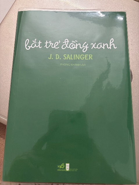 Sách in không rõ mực lắm, rất nhiều từ bị mờ hoặc mất cả dấu. Mua sách auth mà mực in kiểu vậy thấy không tin tưởng lắm.
Về nội dung thì sách có nhiều ẩn dụ và sẽ hơi kén người đọc. Cả cuốn sách chỉ là kể về những chuyện xảy ra với Holden trong 3 4 ngày sau khi cậu bị đuổi khỏi trường. Holden có thể có tính cách không giống ai nhưng mà nhờ Holden ta có thể mường tượng xã hội “bộ tịch” của Mỹ thời đấy. Song, nhiều vấn đề xã hội cũng được đặt ra như bao lực học đường, gái ***, sự quan trọng của giáo dục,… thông qua Holden với lời văn chửi thề rất nhiều. Nhưng suy cho cùng thì cậu cũng chỉ là chàng thiếu niên đang đứng giữa việc trở thành người lớn và việc vẫn còn là trẻ con.
Mình nghĩ những ai có nhiều trải nghiệm đọc sẽ thấy hay hơn nha.