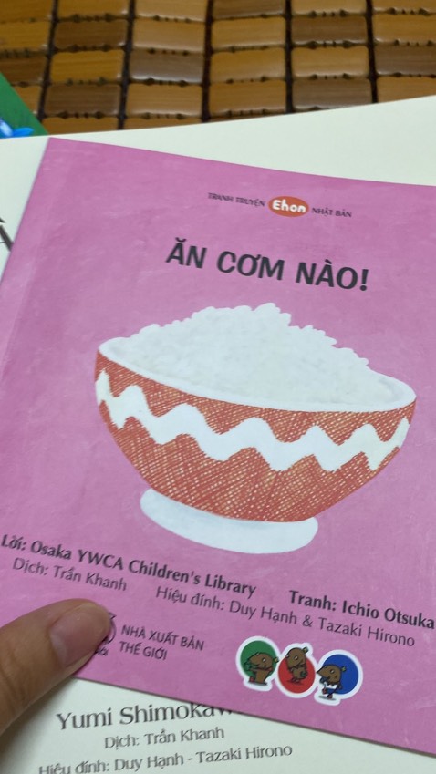 bộ này đơn giản ít chữ nên bạn lớn ko khoái lắm nhưng nhóc bé thì thích nghịch xem màu, sẽ mua thử thêm bộ này đơn giản ít chữ nên bạn lớn ko khoái lắm nhưng nhóc bé thì thích nghịch xem màu, sẽ mua thử thêm