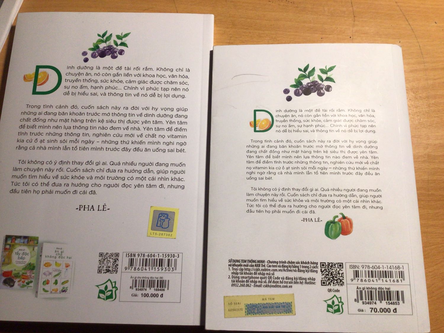 Sống trong thời điểm các vấn đề dinh dưỡng bị mù mờ, thấy người này bảo cái này độc là sợ hãi, thấy bảo ăn cái này bổ là đổ xô đi mua. Vậy điều gì là quan trọng và nên làm gì đây!
Sữa hạt tốt hay sữa bò tốt? Có nên tẩy chay sữa bò không?
Ăn dầu thực vật hay mỡ động vật?
Ăn chay, ăn thực dưỡng, ăn thực vật, ăn đồ tươi sống, ... Rất nhiều trường phái ăn uống làm chúng ta bị rối.
Cuốn sách của tác giả Pha Lê có lẽ sẽ giúp cho các bạn có thêm kiến thức để lựa chọn.
Đọc những trang mở đầu mình đã tưởng tượng ra là tác giả sẽ phân tích các quan điểm ăn uống theo những dẫn chứng khoa học nhưng tác giả sẽ không cho bạn biết bạn nên ăn như thế nào. Và đọc đến gần cuối, mình lại nghĩ “sắp hết rồi sao, vẫn còn mông lung về thực phẩm sạch lắm, biết lựa chọn thế nào?”. Rồi kết thúc sách, mình đã tìm ra được câu trả lời.
1. Ăn uống thì phải vui vẻ
Ko muốn ăn thì ko nên ăn, ko vui thì ko nên ăn, trẻ con ko thích ăn thì đừng ép.
Ăn trên tinh thần vui vẻ, dù ăn ít hay nhiều hay đồ ăn ko bổ lắm vẫn tốt hơn là ăn trong tâm trạng bực bội, sợ sệt, lo lắng, khó chịu vì bị bắt, bị ép. AI MUỐN KHOẺ MẠNH, CỨ VUI VẺ TRƯỚC CÁI ĐÃ
2. Đi ngược lại với tự nhiên, sẽ bị tự nhiên “trừng phạt”.
Ăn sai cấu tạo cơ thể làm cơ thể khó thích nghi. Loài người là động vật ăn tạp thì nên ĂN TẠP VÀ ĐA DẠNG THỰC PHẨM sẽ tốt cho hệ tiêu hóa và cơ thể của chúng ta.
3. Sống ở VÙNG NÀO, ĂN ĐỒ ở VÙNG ĐÓ.
4. Ăn “cái gì” không quan trọng bằng cách trồng, cách nuôi, cách chế biến — NGUỒN GỐC THỰC PHẨM
Trồng trọt, chăn nuôi lành mạnh khỏe khoắn, TÔN TRỌNG TỰ NHIÊN: Thực phẩm cần được nuôi trồng tự nhiên và đúng với đặc tính của nó.
(ví dụ: bò ăn cỏ thì nên nuôi bằng cỏ, còn nuôi nhốt và cho ăn cám ngô, ... thì thịt của nó vẫn tiềm ẩn “chất độc”)
Ảnh này là 2 lần mình đọc. Cuốn to là tái bản sau.