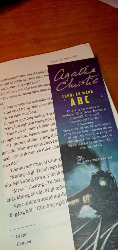 Trời ơi sách nguyên seal mà mình bóc ra nó bị như này nè bùn ghê nhưng mà thôi không sao. Sách đẹp nội dung hấp dẫn nên mua nhà mọi ngườii