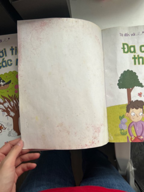 Sách bị ướt và cũ, có mùi hôi