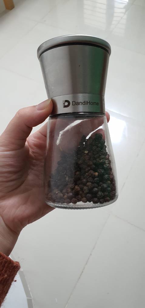 Ưng ý. Nhưng giá rẻ hơn sẽ hài lòng hơn. Vì hủ đựng tiêu ở siêu thị cũng có chức năng xay tiêu, giá rẻ hơn nhiều.