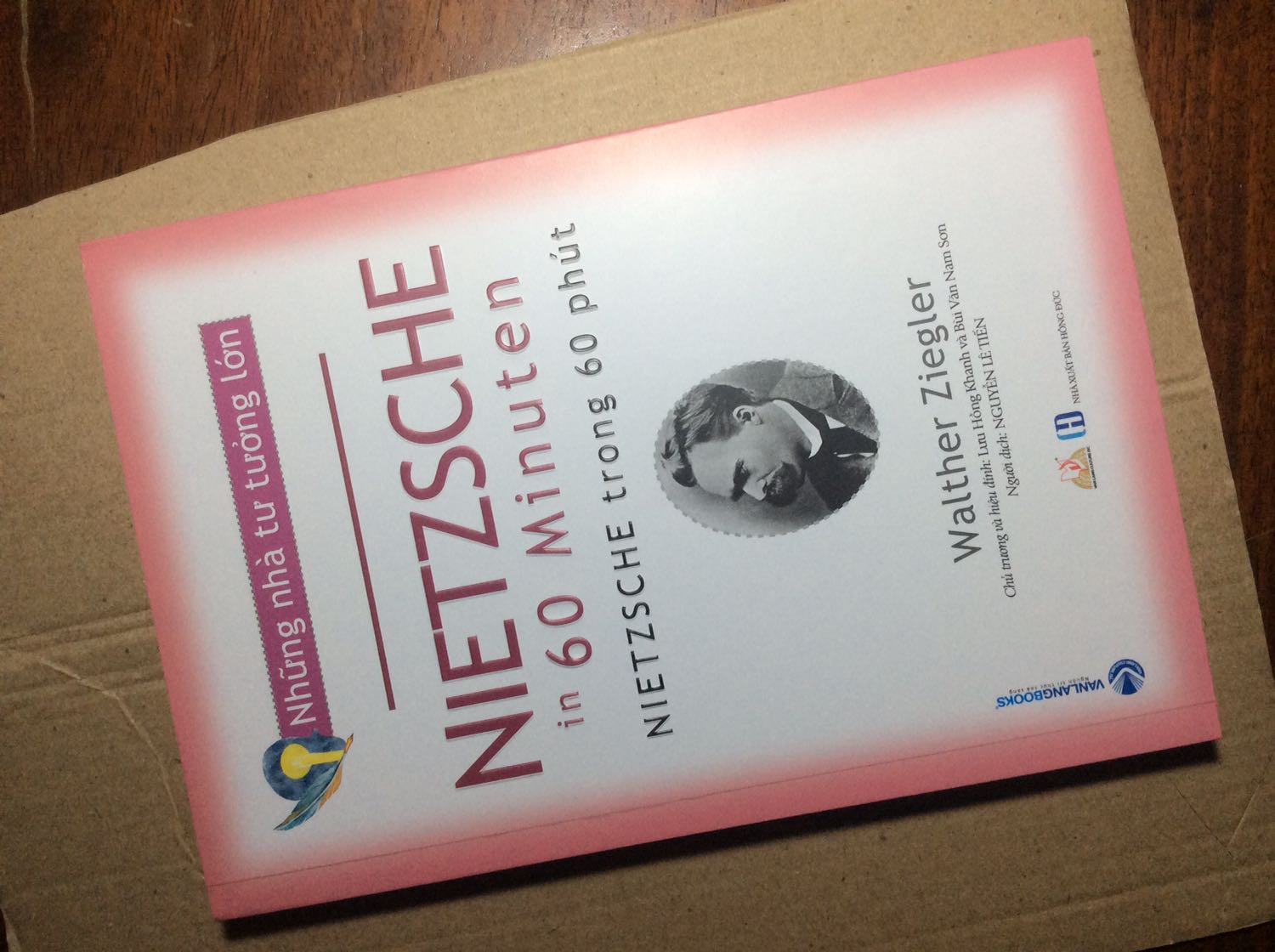 Nội dung, bố cục, chất lượng in, hình ảnh, tất cả đều tuyệt vời. Cảm ơn Văn Lang vì đã mua bản quyền cùng NXB Hồng Đức đã giúp đưa những tựa sách triết học quý giá (mặc dù chỉ là bản vắn tắt nhưng cực kì chất lượng) đến với độc giả Việt Nam